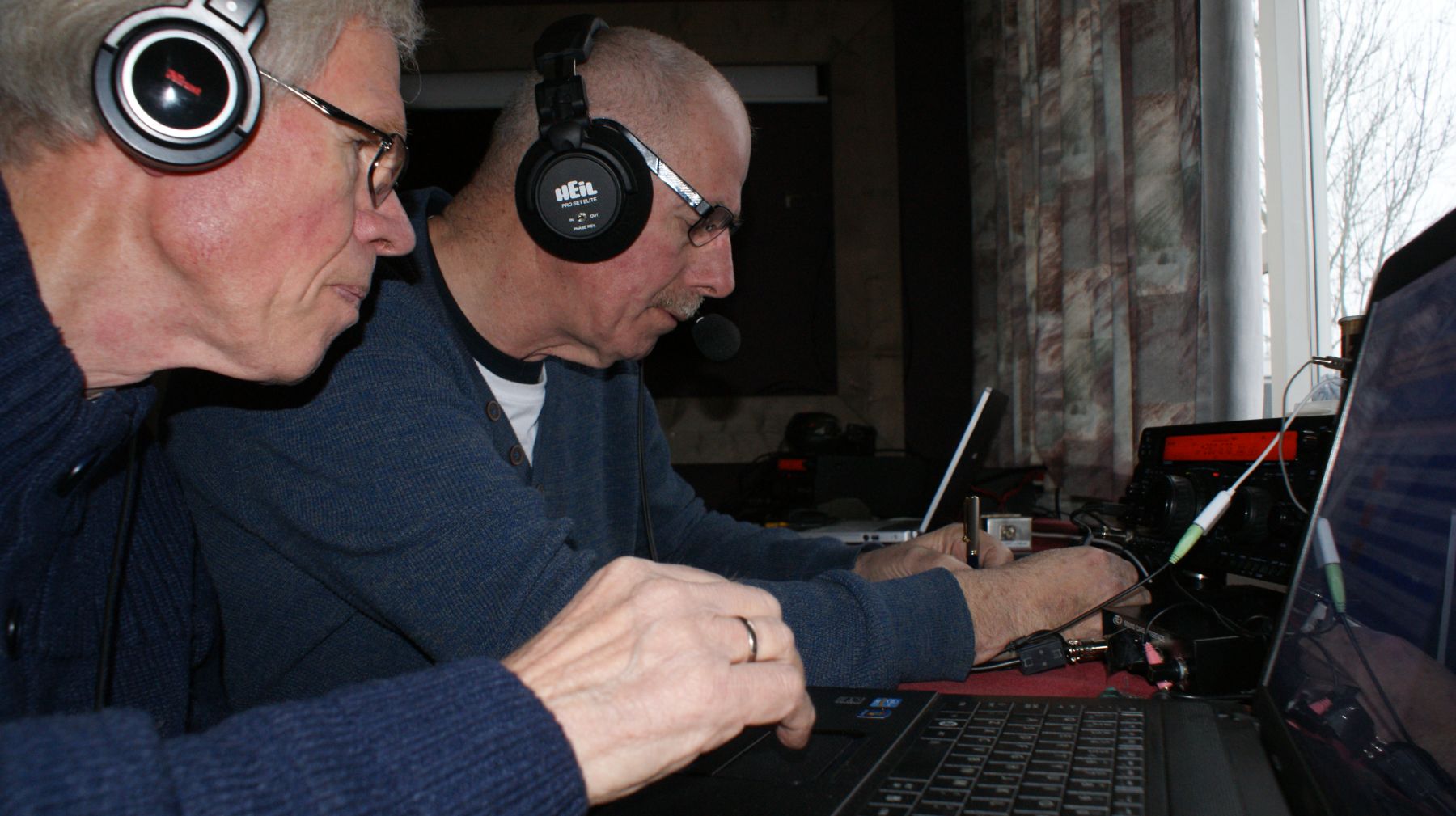 Operste concentratie! Het maken van CW verbindingen door Henk en Hans.